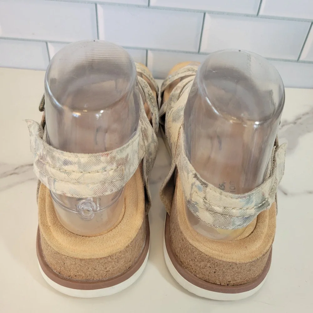 Clarks Womens Size 8 WIDE Brynn Ave Sand Interest Beige Tan Ankle Strap Sandals